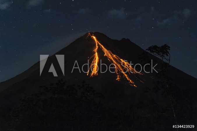 Afbeeldingen van Arenal Volcano Costa Rica Erupting
